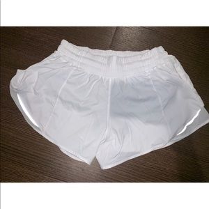 Lululemon hotty hot short 4” size 6
